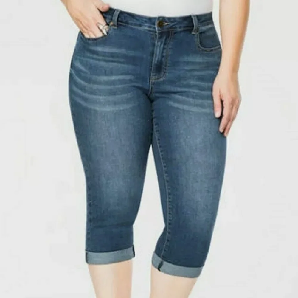 Ashley Stewart Rolled Cuff Denim Capris Size 32‎